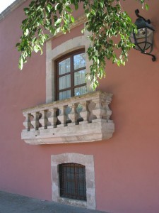 Balcón donde se supone que vivió Leonor Núñez de Castro, protagonista de la Leyenda de La Mano en la Reja, en la Casa de la Calzada Fray Antonio de San Miguel, Morelia.