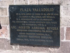 Placa en la esquina sur-poniente de la Plaza Valladolid