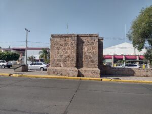 Caja arenera que marca el inicio de los Arcos del Acueducto.