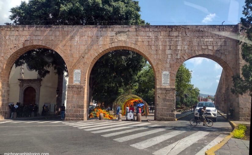 Marquesina sin letras en un arco del Acueducto.