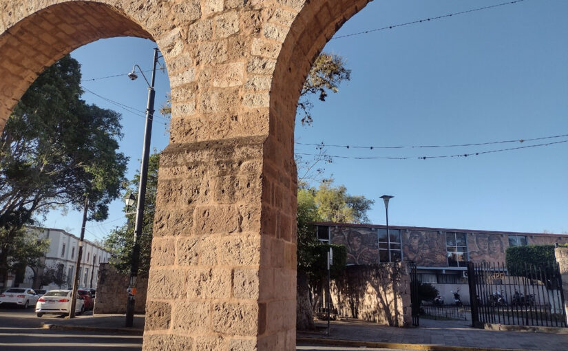 Letras y signos tallados en el Acueducto