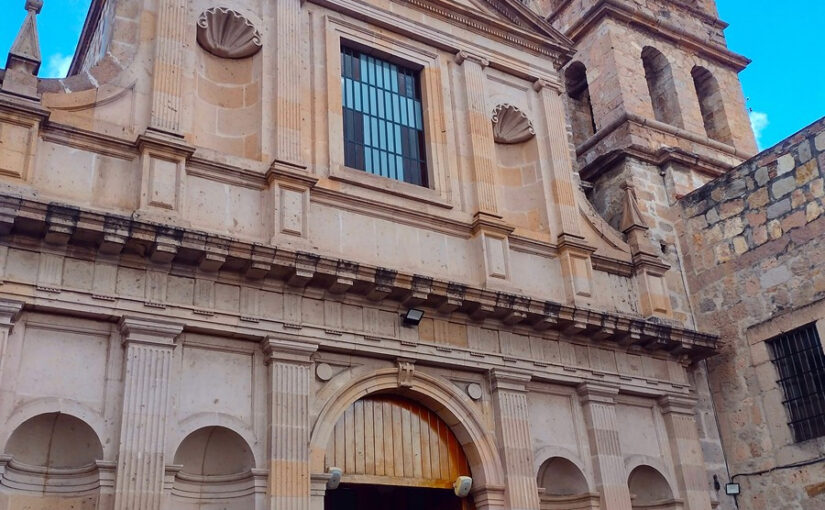 Nichos vacíos en la fachada de un templo (I)