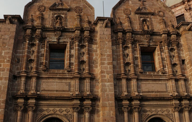 Nichos vacíos en la fachada de un templo (II)