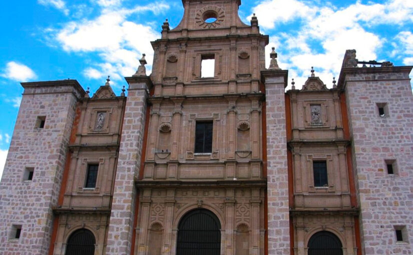 Nichos vacíos en la fachada de un templo (III)